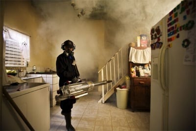 Мастер проводит фумигацию в помещении Фумигация помещений